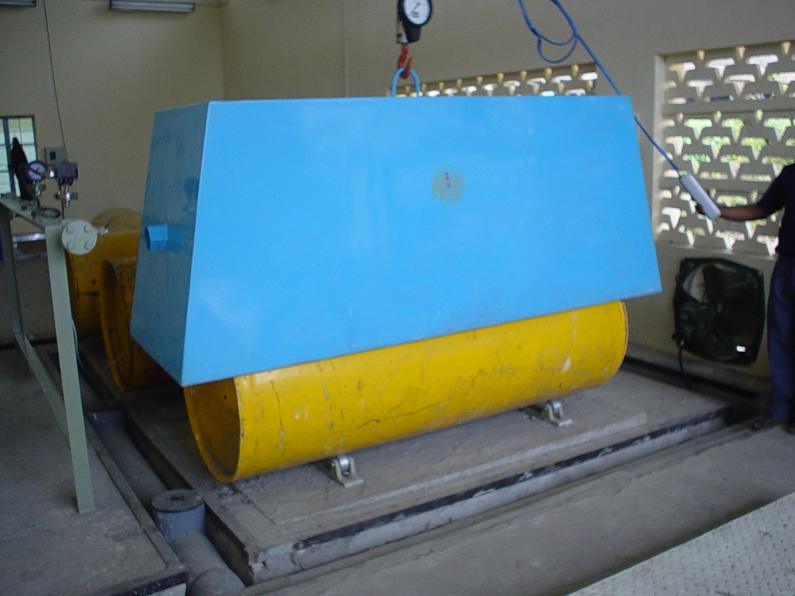 Full tonner hood for chlorine container leak containment